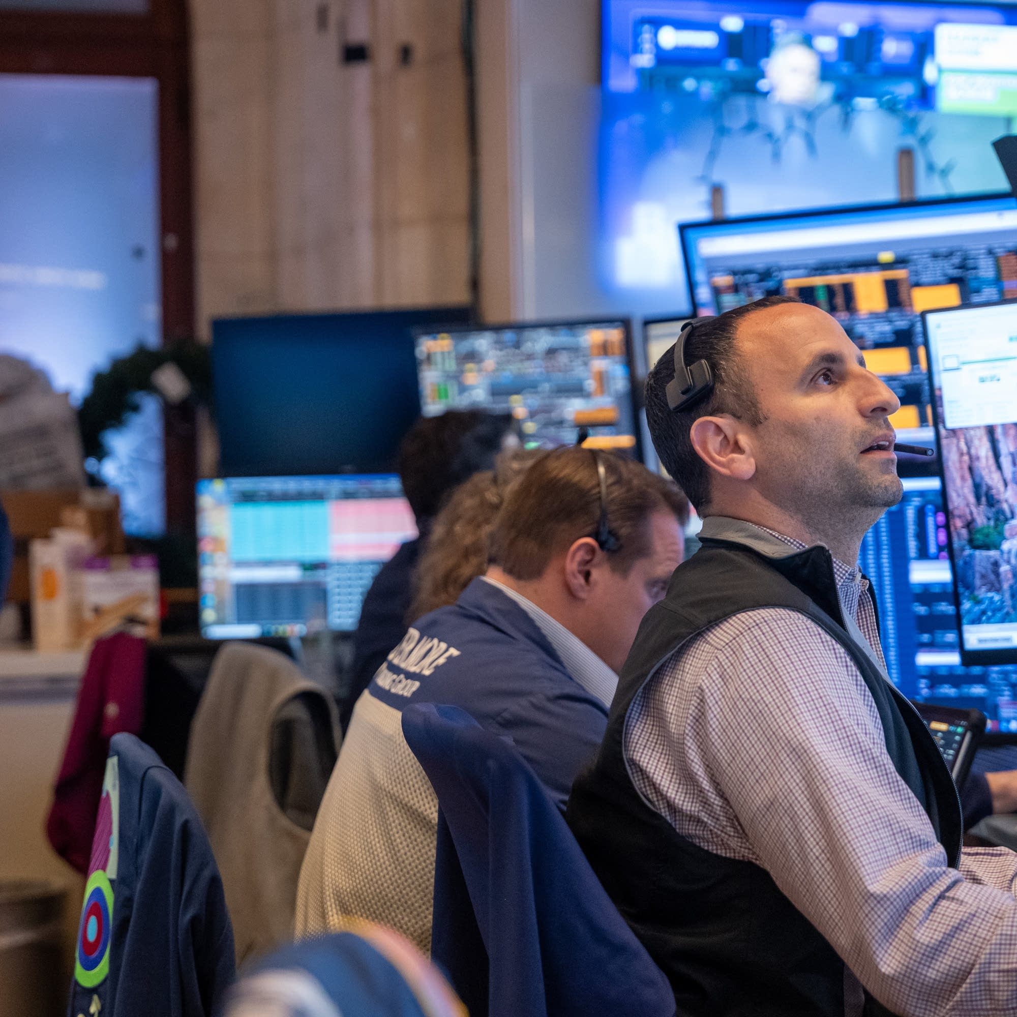 What are corporate outlooks without federal data?