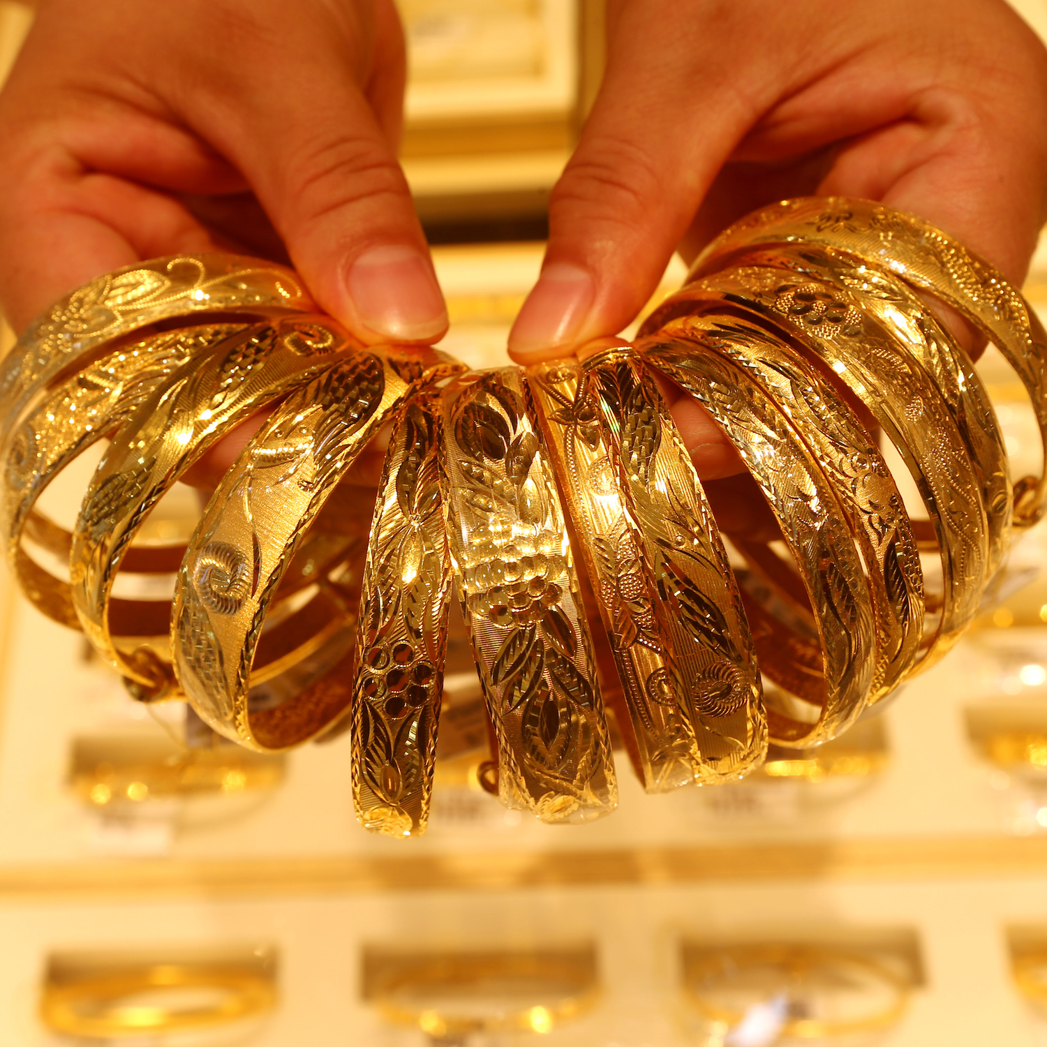 What the skyrocketing price of gold reveals about the economy by Apple News